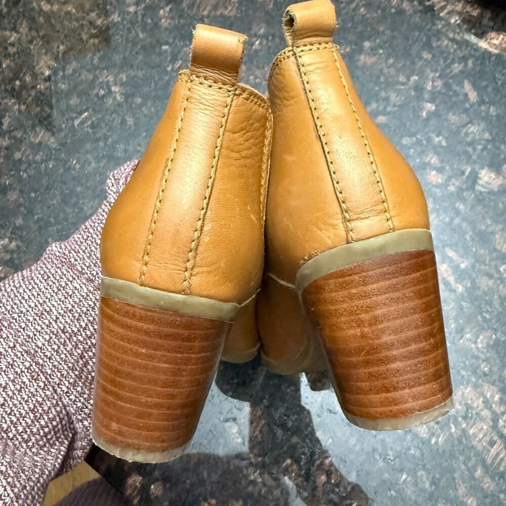 Marc Fisher ankle booties - tan leather upper - In amazing shape! - Picture 8 of 11